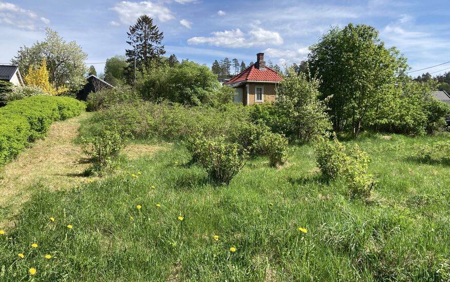 Tomten er solrik og er bebygd med et lite anneks med valmtak