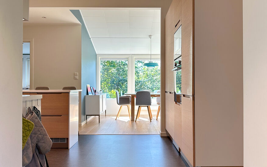 Utsnitt av kjøkkenet sett fra tilbygget